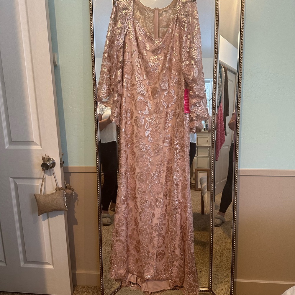 Tadashi Soji pink sequined gown. - Picture 3 of 7
